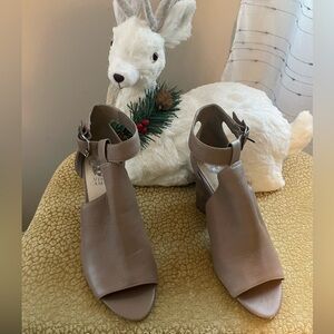 Vince Camuto Woman’s Leather shoes in size 7.5 NWOT beautiful 4” unique heel